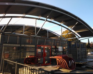 Montage aluminium luifel bedrijfspand Mc Donalds